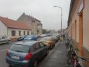 nebylo pomalu kde zaparkovat
