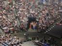 André Rieu a členové jeho orchestru nastupují na scénu